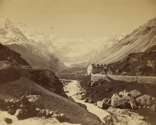 [Elv som renner gjennom en fjelldal]