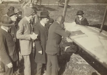 [Gruppe rundt kanten av en vinge på et Caproni Ca. 3 (fly)]