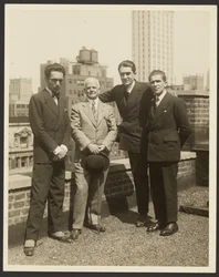 [Gruppeportrett av F. Vecchi, Dr. Brinton, F. Azari og OL Foletti]