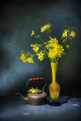 Vintage-tekanne med gule blomster