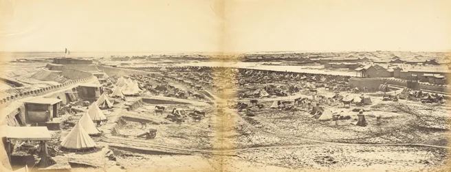 Interiør i Pehtang-fortet som viser Probyns hest, 1. august 1860