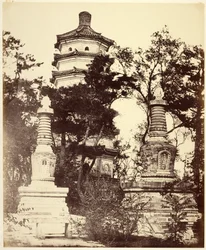 [Pagoda oppe i åsen, - Sommerpalasset, Yuen-Ming-Yuen, Peking]