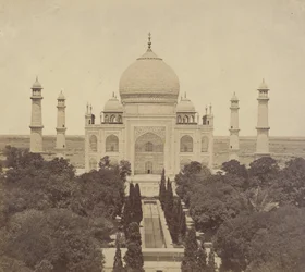 [Taj Mahal fra inngangsporten]