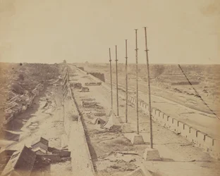 Toppen av muren fra Anting Gate, Pekin, tatt i besittelse av engelske og franske tropper, oktober 1860