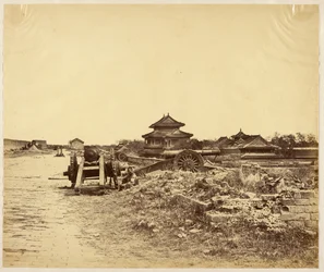 [Toppen av Pekings mur, tatt i besittelse 14. oktober 1860, viser de kinesiske kanonene rettet mot våre batterier]