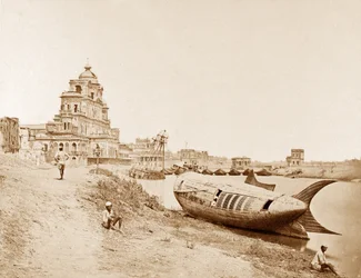 Utsikt over Chattar Manzil-palasset med kongens båt på elven Gumti, Lucknow, under det indiske mytteriet, 1858