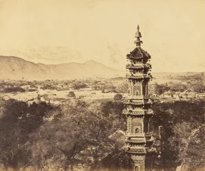 Utsikt over sommerpalasset. Yuan Ming Yuan-pagoden. Før brenningen, Pekin, 18. oktober 1860