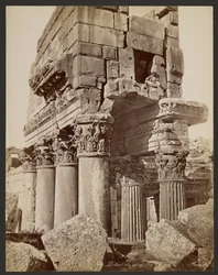 Detalj av kapitlene i pronaos i Baalbek