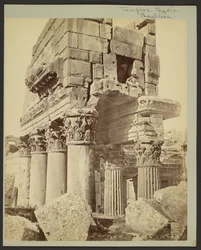 Detalj av kapitélene i pronaoset i Baalbek