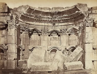 Detalj av de såkalte "rommene" i den arkeologiske sonen Heliopolis eller Baalbek, gammel syrisk by, nå Libanon. En mann poserer, sittende på ruinene