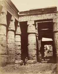 Interiør av den første gårdsplassen i Ramses IIIs tempel i Karnak [Theben]