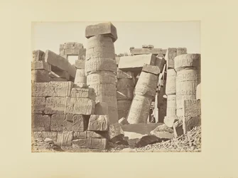 Karnak. Ruinene av hypostylsalen, sett innenfra, Egypt