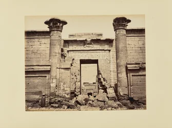 Medinet-Abou. Oversiktsbilde av det lille tempelet, detalj av porten (Egypt)