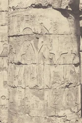 Karnak (Theben), palasset – hypostylehallen – sentral kolonnade – dekorasjon av en sjakt, 1853 (bilde)