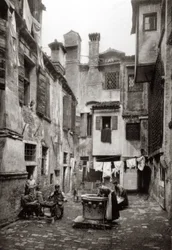 En gårdsplass omgitt av bygninger i Venezia, ca. 1880