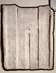 Falsk dør fra graven til Hemi-Re, prestinne av Hathor (kalkstein med pigment)