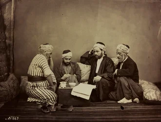 Album Damas et Baalbek : En gruppe syrere som sitter rundt et bord