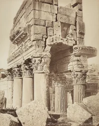 Detalj av pronaos til Bacchus-tempelet, i den arkeologiske sonen Heliopolis eller Baalbek, gammel syrisk by, nå Libanon