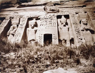 Abou-Semblil, Petit Speos, sentral del av fasaden, ca. 1853-54