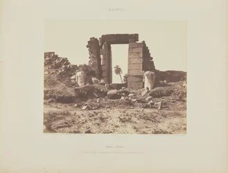 Karnak (Theben). Første pylon - Ruinene av porten og kolossene, sett fra punkt E