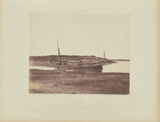 Luxor. En liten gren av Nilen - en reisebåt