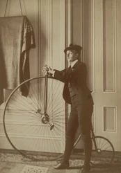 Inne i huset med en Penny Farthing-sykkel, ca. 1890 (sepia-bilde)