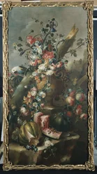 Blomster i en skulpturert urne, med meloner og papegøye