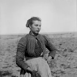 Portrett av en ung bonde i tradisjonelle klær, Abruzzo, Italia, ca. 1900