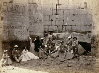 Gruppefotografi i Hall of Columns, Karnak, Theben, 1862