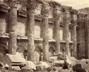 Nordveggen i Jupitertempelets indre, som viser de riflede søylene, Baalbek