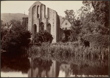 Valle Crucis Abbey sett fra hagen