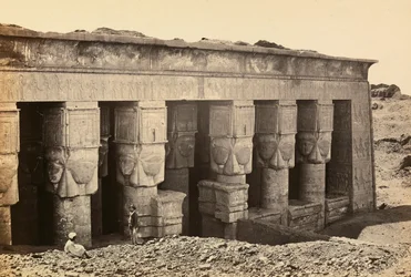 "Egypt og Palestina": fasade av pronaos til tempelet fra romertiden dedikert til gudinnen Hathor i Dandara, Øvre Egypt