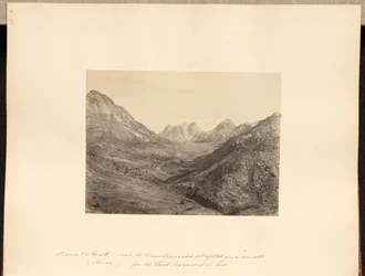 Horeb-fjellet (Sinai), «og hele fjellet sto i røk, for Herren steg ned i ild».