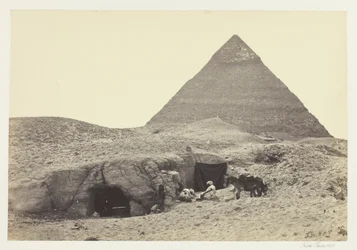 Klippegravene og Belzonis pyramide, Gizeh