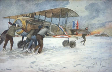 Bakkemannskap og pilot skyver med stor kraft et fransk SPAD-jagerfly gjennom snøen til en hangar, januar 1918