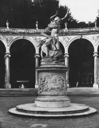 Voldtekt av Proserpina av Pluto mens en av hennes følgesvenner holder henne tilbake, lunden til Colonnaden