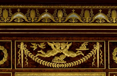 Møbler: detaljer om garderobedrivhusjuvelene til Impress Josephine de Beauharnais (Marie-Joseph-Rose de Tascher de la Pagerie) (Marie Joseph Rose) (1763-1814) laget av tre, forgylt bronse av Francois Jacob-Desmalter (Jacob Desmalter ) (1770–1841)