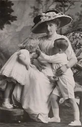 Dronning Victoria av Spania med prins Alfonso, prinsesse Maria Christina og prinsesse Beatrice, 1911.