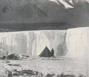 Alkoveleir i en Surface Gully of the Taylor Glacier, c1911, 1913