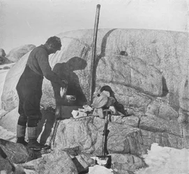 Forde Cooking Seal-Fry på spekkovnen ved Cape Roberts, c1911, 1913
