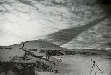 Skyggen av Mount Erebus på skyene, september 1911, 1913