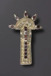 Bow Fibula, 500-tallet
