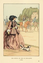 Kvinne i panser, jakke og bred krinolin med hund som ser på ryttere og vogner på ridebanen. Avenue du Bois de Boulogne, Paris