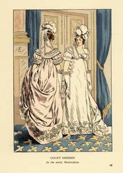 Kvinner i fjærhodeplagg og luksuriøse broderte kjoler, hoff til kong Ludvig XVIII, ca. 1817. Interiør med blå gardiner og fleur de lys-teppe. Hofkjoler i tidlig restaurering, Paris. Håndkolorert litografi av R.V. etter en illustrasjon