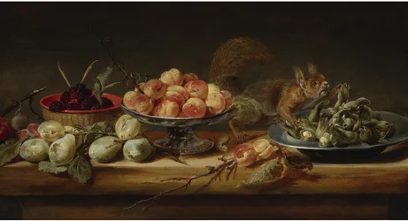 Stilleben med fersken i en Tazza, hasselnøtter på en tinnplate, bringebær i en kurv, med pærer og et ekorn på et bord olje på panel