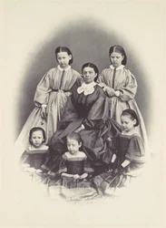 [Portrett av en sittende kvinne omgitt av fem jenter, sittende og stående], 1850-60-tallet.