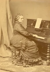 Portrett av Clara Wieck-Schumann 1819-1896 ved pianoet, ca 1878.