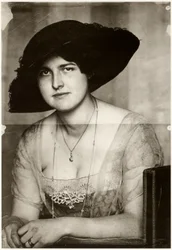 Mary med mørk hatt, 1915.