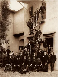 Portrett av de ansatte ved Alinari Brothers fotografiske etablissement, i Firenze, 1899 (glassplate)
