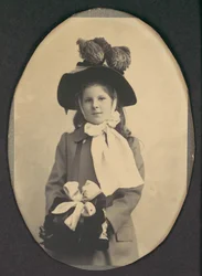 [Jente i gådrakt med hatt og muff], 1890-tallet.